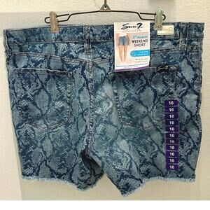 Seven7 NWT Weekend Short women’s 16, Python Indigo. Sits at waist. Frayed hem